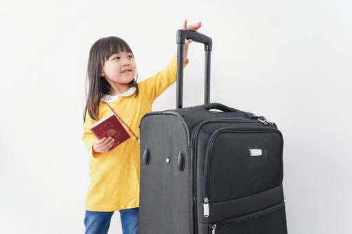 海外旅行に行く子ども 海外旅行に行く子ども 荷物,保育園,留学の写真素材