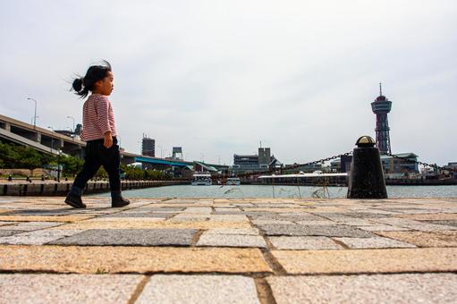 波止場を歩く子供 波止場を歩く子供の写真