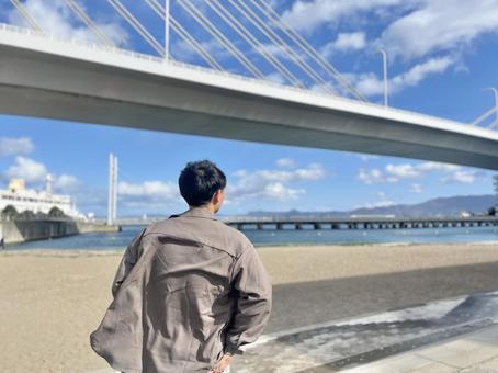 青森　橋　男性　後ろ姿 男性,日本人,後ろ姿の写真素材