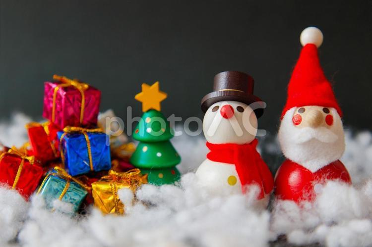 クリスマス05-サンタと雪と雪だるま- クリスマス,xmas,クリスマスイブの写真素材