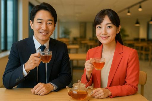 紅茶を楽しむ会社員の写真