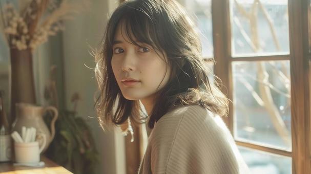 カフェでくつろぐ若い女性の写真