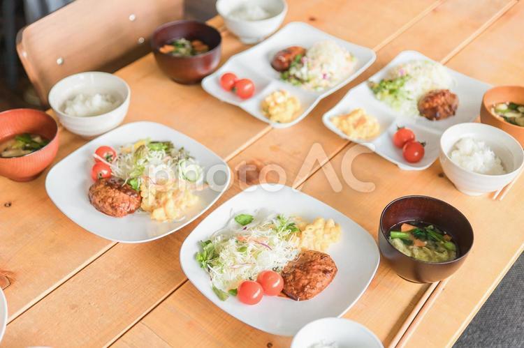 テーブルに並んだ朝食・ご飯のイメージ 朝食,朝ご飯,食事の写真素材