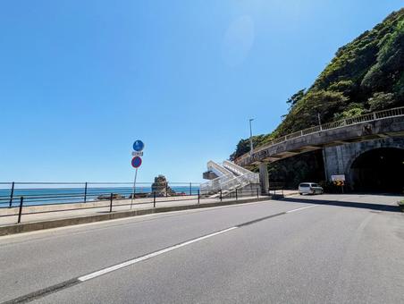 海と島とトンネルのある景色　～道路標識～ 道路標識,海沿い,歩行者専用の写真素材