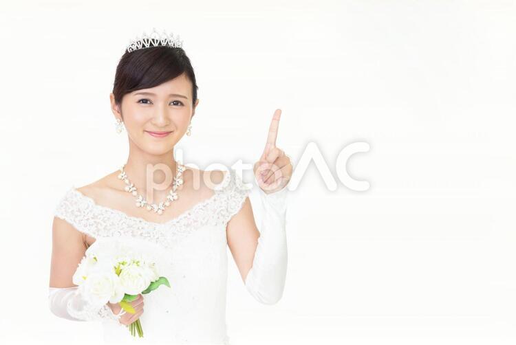 指示する笑顔の花嫁 女性,女,花嫁の写真素材