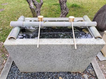 茨城縣護國神社 桜宮傍らの手水 茨城縣護國神社 桜宮傍らの手水 茨城縣護國神社,手水,神社仏閣の写真素材