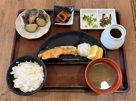 鮭と卵焼きとさつまいもとウナギの定食 鮭と卵焼きとさつまいもとウナギの定食 ランチ,鮭,食事の写真素材