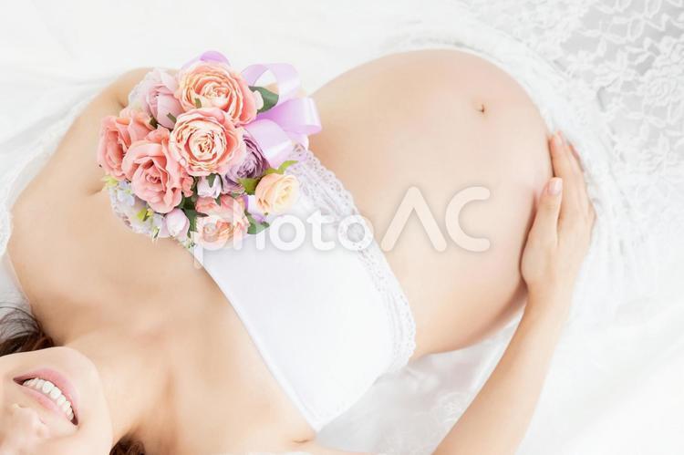 ドレスを着てマタニティフォトを撮る妊婦 妊婦,妊娠,マタニティの写真素材