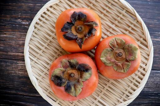 竹ざるにのせた柿　俯瞰 柿,秋,オレンジ色の写真素材