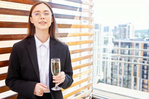 カメラ目線でシャンパンを持つメガネの女性 女性,外国人,シャンパングラスの写真素材