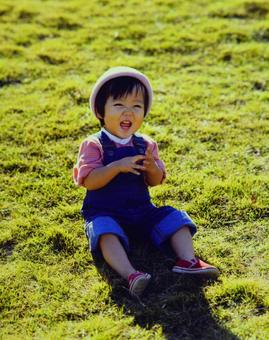 芝生の公園の女の子 芝生の公園の女の子の写真