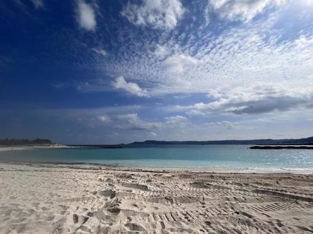 沖縄の白い砂浜、青い海、青い空 沖縄の白い砂浜、青い海、青い空の写真