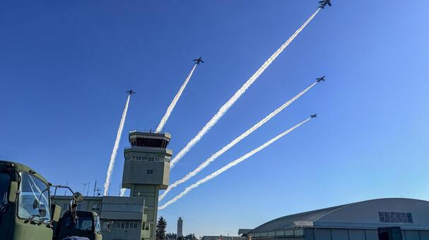 青空のキャンバスに描く美しい画 ブルーインパルス,bulueimpules,航空自衛隊の写真素材