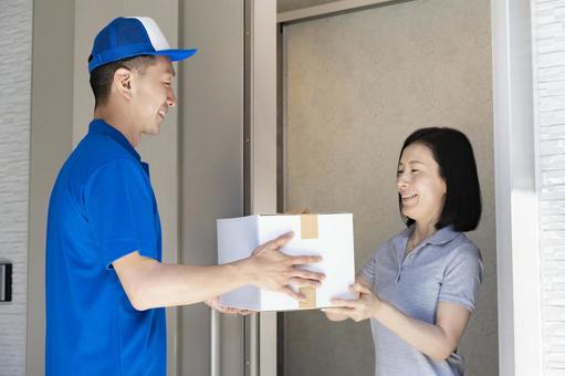 Male staff handing over luggage and female receiving, डिलिवरी सेवा, होम डिलीवरी, वितरण, JPG