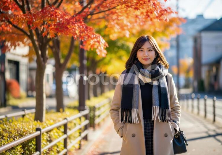 紅葉の街を散歩する女性の秋のポートレート 女性,若者,秋の写真素材