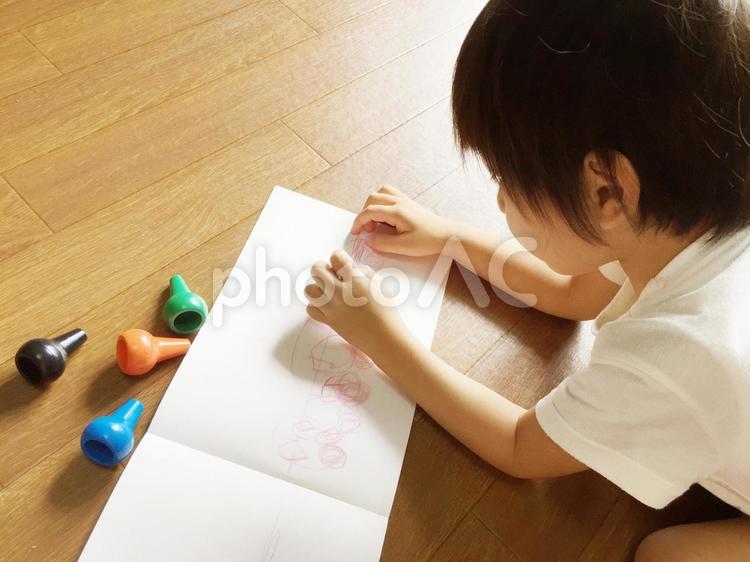 お絵かきをする男の子 こども,おえかき,クレヨンの写真素材