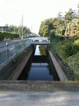 田舎の用水路の写真