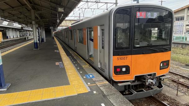 東武東上線小川町駅に停車中の池袋行き列車 東武東上線小川町駅に停車中の池袋行き列車 列車,停車中,東武東上線の写真素材