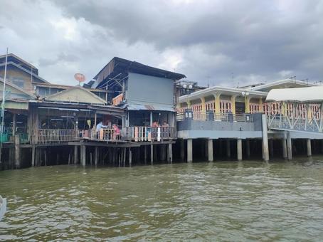 水上タクシーからの高床式の民家 タイ,タイ王国,バンコクの写真素材