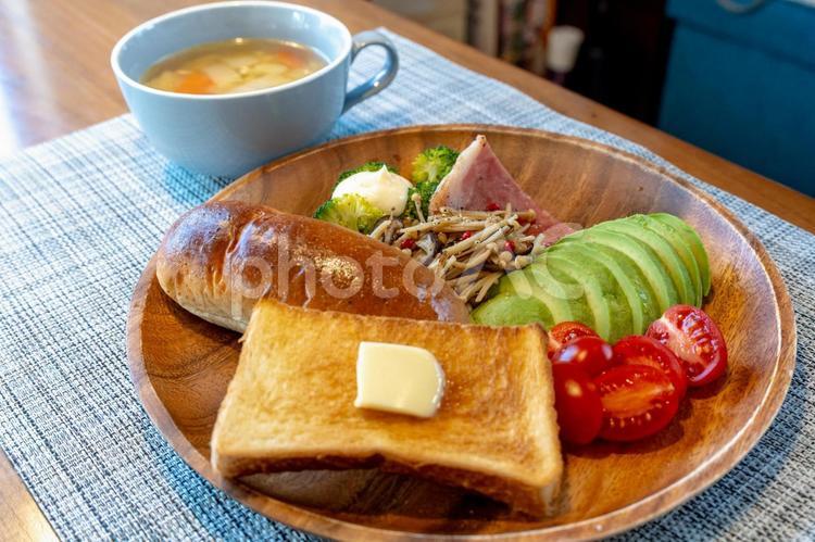 美味しそうなパンとサラダ 食べ物,料理,洋食の写真素材