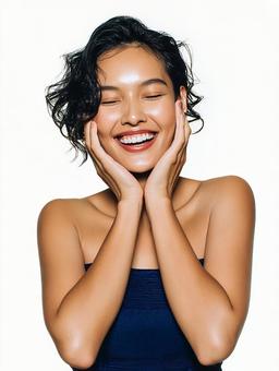 頬に手を添えて笑顔を見せる女性 頬に手を添えて笑顔を見せる女性の写真