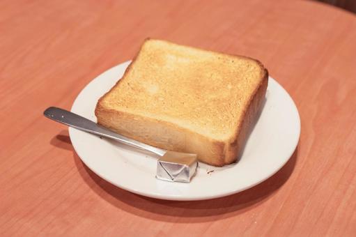 厚切りトーストとバター 厚切りトーストとバター トースト,パン,食パンの写真素材