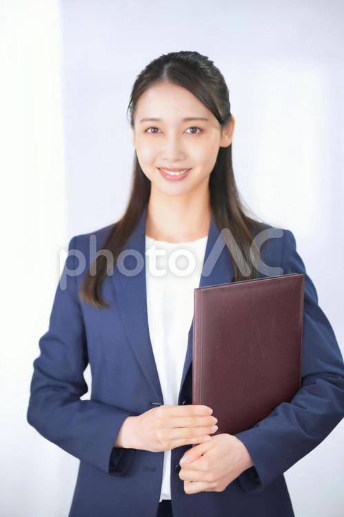 資料を持った女性（白背景、上半身） 女性,セールスマン,営業の写真素材