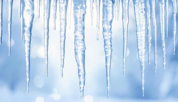 逆光に輝くつららと雪の冬景色の写真