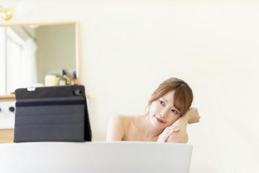 お風呂に浸かりながら動画を楽しむ女性 お風呂に浸かりながら動画を楽しむ女性 女性,人物,20代の写真素材