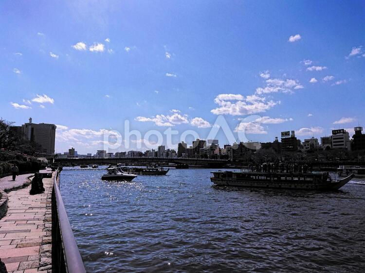 隅田川沿いの風景 隅田川,青空,水域の写真素材