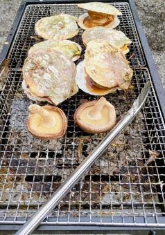 バーベキューの網で焼くホタテとしいたけ バーベキューの網で焼くホタテとしいたけ バーベキュー,ホタテ,しいたけの写真素材