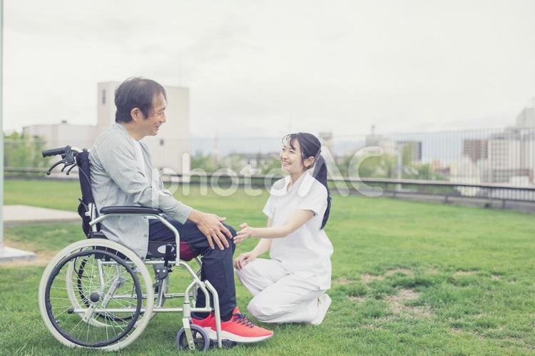 リハビリをする患者と医療スタッフ 看護師,作業療法士,リハビリの写真素材