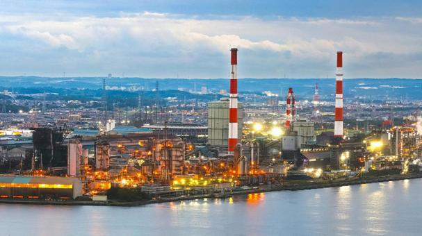 夕暮れが迫る京葉工業地帯 工場夜景,夕暮れ,夜景の写真素材
