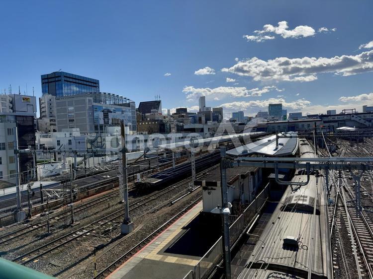 上から見た上野駅周辺の線路 人口地盤,道路,駅前の写真素材