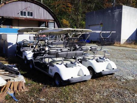 レジャー施設の裏手に置かれた車両 ゴルフ,ゴルフ場,カートの写真素材