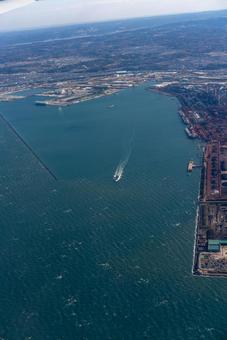 空撮：湾岸工業地帯と都市 空撮,航空写真,上空の写真素材