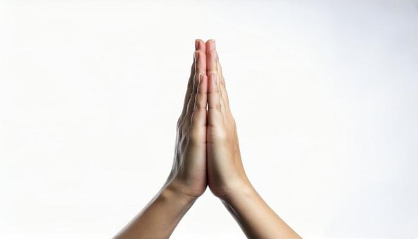 祈りのため両手をあわせる日本女性の手の写真
