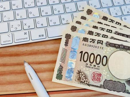お金とキーボード お金とキーボードの写真