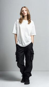 シンプルカジュアルな服装の女性の写真