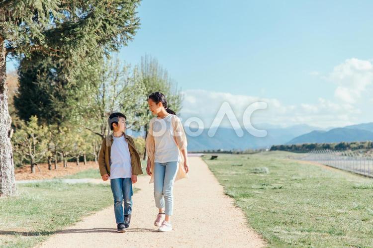 道を歩く小学生（全身） 子供,小学生,歩くの写真素材