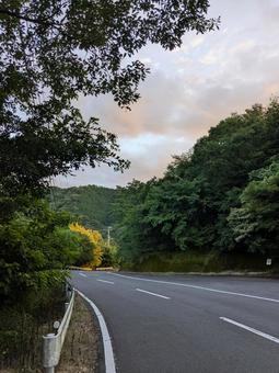夕暮れの峠道 夕暮れの峠道 夕暮れ,峠道,四国中央市の写真素材