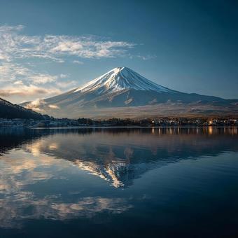 穏やかな湖畔の富士山の写真
