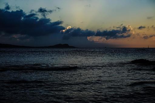 <五島の風景>夏の日の出前の海の風景 <五島の風景>夏の日の出前の海の風景 海,夜明け,夕方の写真素材