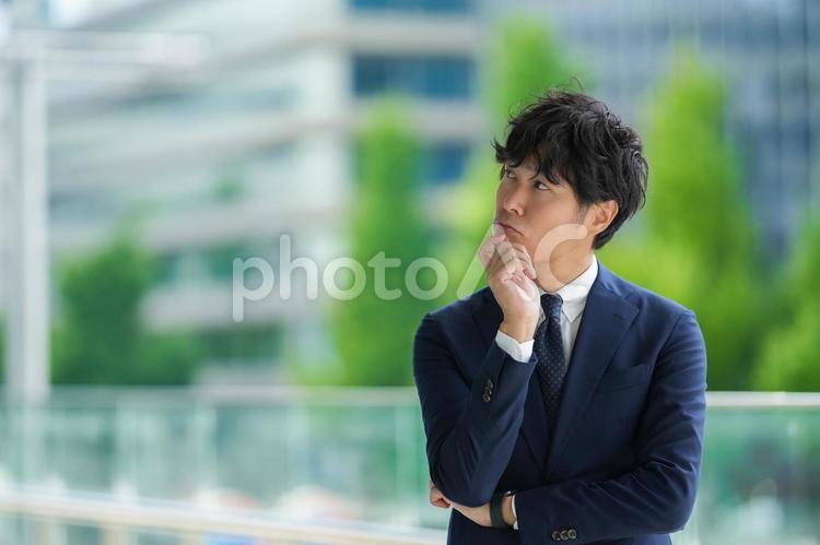 緑とオフィスのビジネスマン 人物,ビジネス,男性の写真素材