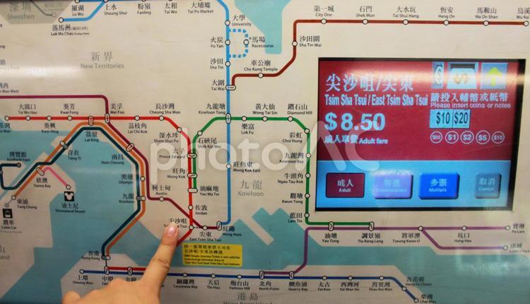 香港メトロの路線図と券売機 メトロ,モニター,一日乗車券の写真素材