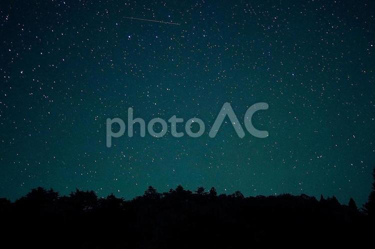 山と星空と流れ星 バックグランド,オリオン座,空の写真素材
