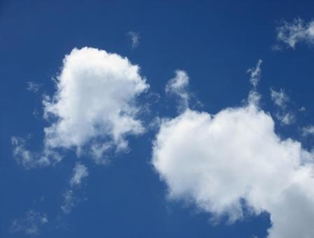 青空にふんわり浮ぶ挨拶をする二つの雲 青空にふんわり浮ぶ挨拶をする二つの雲の写真