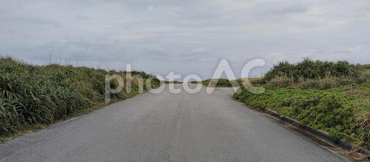 伊良部島の北の方の何もない道 沖縄県,宮古島,伊良部島の写真素材