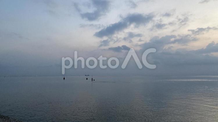 秋の早朝の有明海（雲多め） 有明海,朝,水平線の写真素材