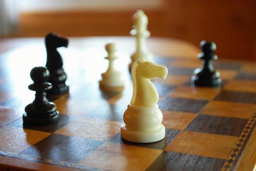 木のチェス盤の上のピース（白いナイト） チェス,ゲーム,馬の写真素材